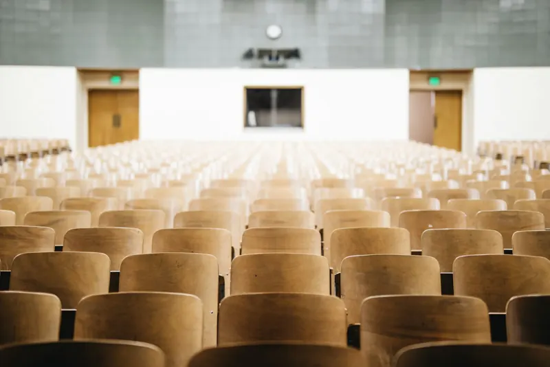 Auditório com fileiras de cadeiras