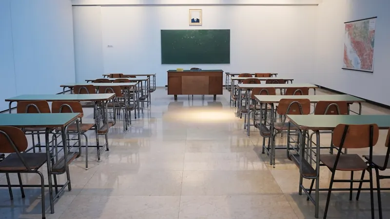 Sala de aula vazia e iluminada
