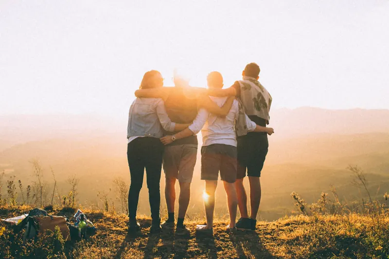 Jovens abraçados ao ar livre